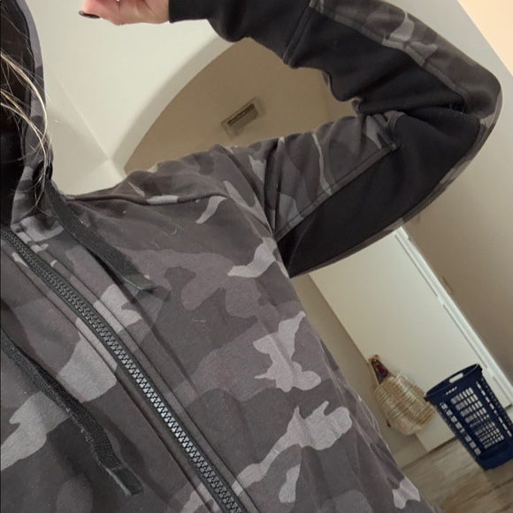 Athleta Triumph full-zip hoodie jacket in a black and gray camouflage print - Picture 6 of 9